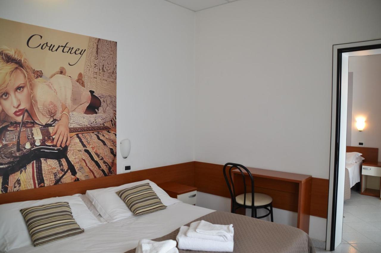 Hotel Villa Del Parco Rimini Buitenkant foto
